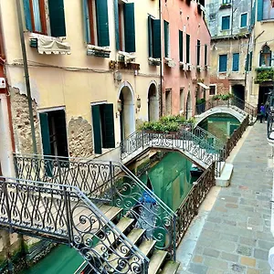 central-flat-romantic-domus-remedio.hotelinveneto.com/